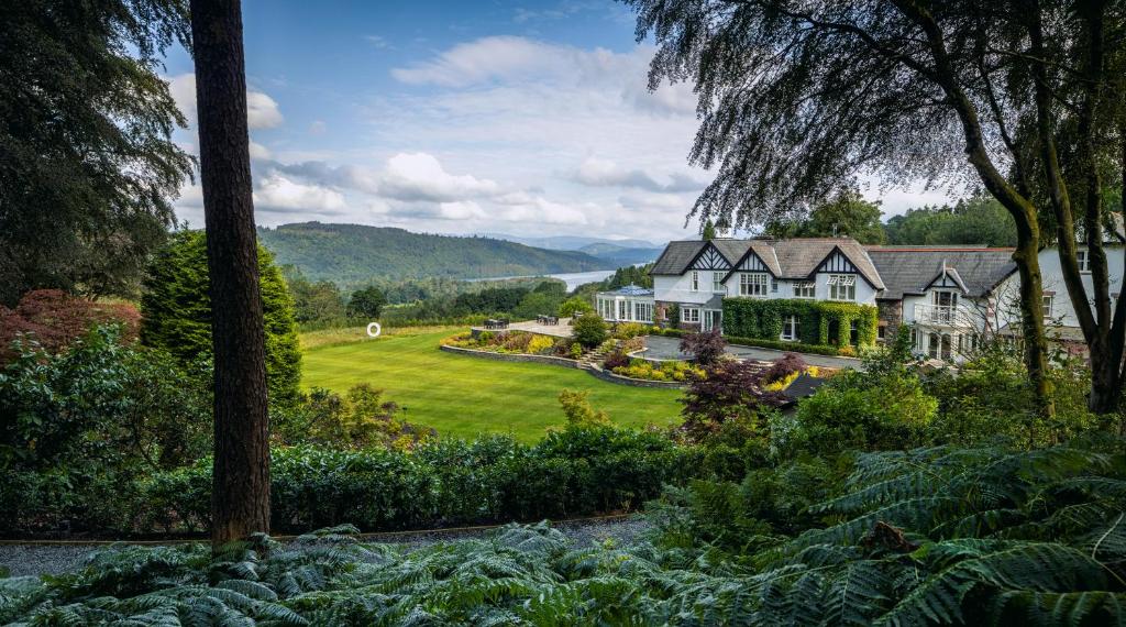 Où dormir dans le Lake District ? Les 5 meilleurs quartiers et hébergements 15 L’hôtel Linthwaite House vu depuis sa pelouse et un petit étang entre les arbres