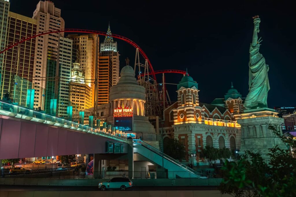 Où dormir à Las Vegas ? Les 5 meilleurs quartiers et hôtels 14 L’hôtel New York-New York et sa réplique de la statue de la Liberté illuminés la nuit