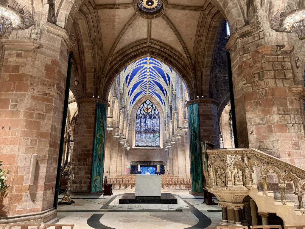 Que faire à Édimbourg : les 16 meilleures activités, par un guide en Écosse 24 La cathédrale Saint-Gilles sur le Royal Mile à Édimbourg