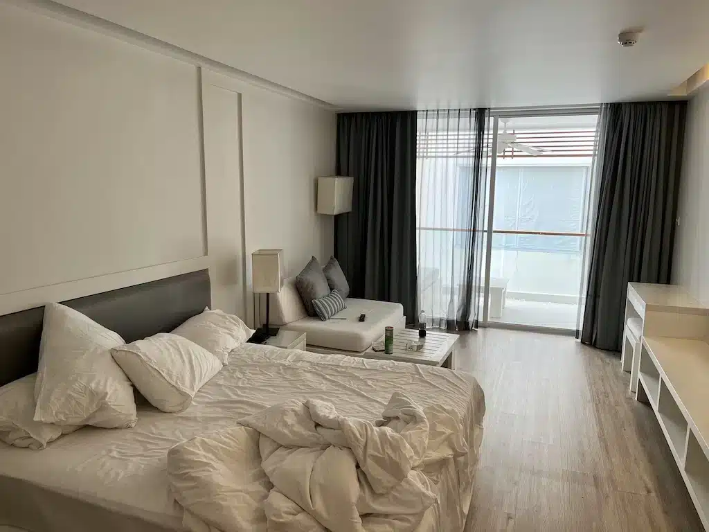 Où dormir à Phuket ? Les 9 meilleurs quartiers et hébergements uniques 🇹🇭 57 La chambre du Nap Patong où j’ai dormi pendant mon voyage en Thaïlande