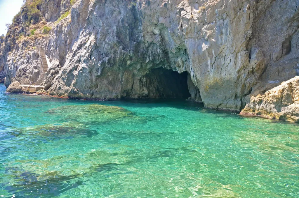 Que faire sur la côte amalfitaine : 17 incontournables et pépites cachées 🍋 25 La grotte d’Émeraude sur la côte amalfitaine