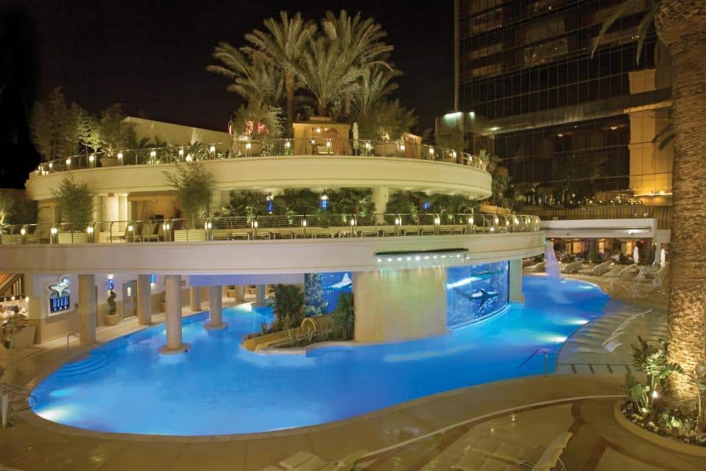 Où dormir à Las Vegas ? Les 5 meilleurs quartiers et hôtels 21 La piscine du Golden Nugget illuminée en bleu la nuit, avec des palmiers et des terrasses