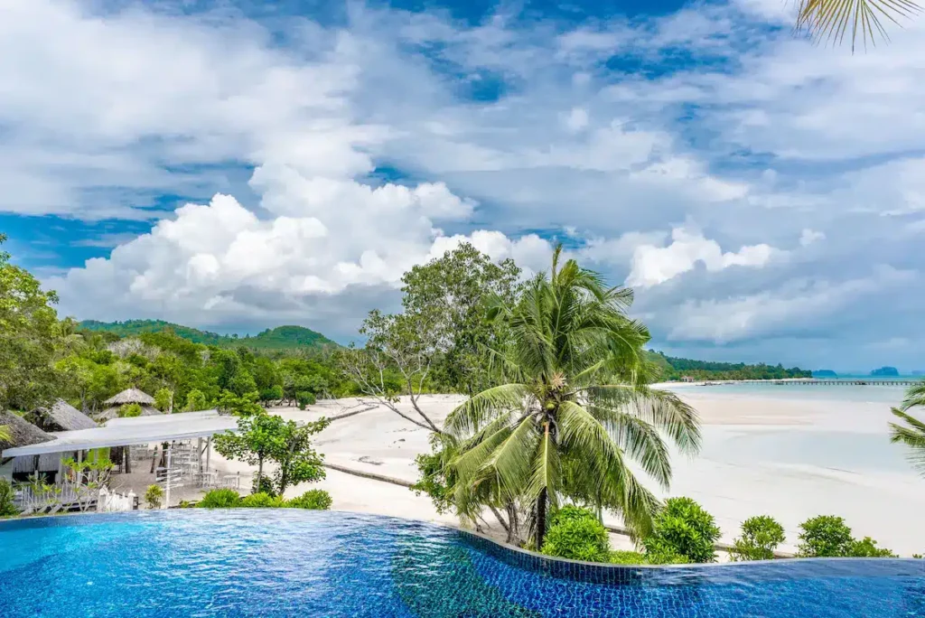 Où dormir à Phuket ? Les 9 meilleurs quartiers et hébergements uniques 🇹🇭 78 La piscine du Koh Yao Yai Village