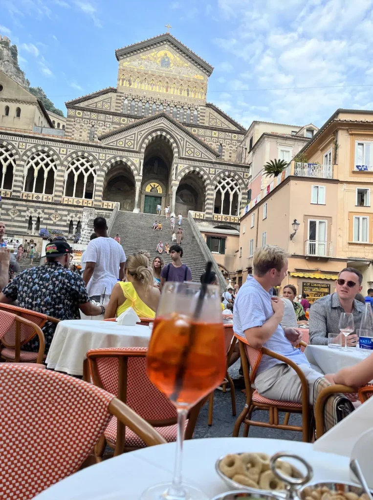 Que faire sur la côte amalfitaine : 17 incontournables et pépites cachées 🍋 30 La place d’Amalfi
