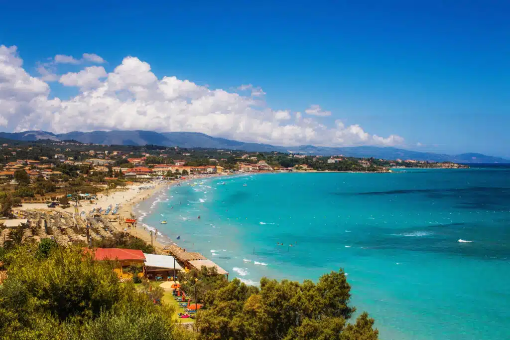 Où dormir à Zakynthos ? Les 5 meilleures zones et hôtels (+ celles à éviter) 🇬🇷 15 La plage de Tsilivi, le meilleur quartier où dormir pour les familles
