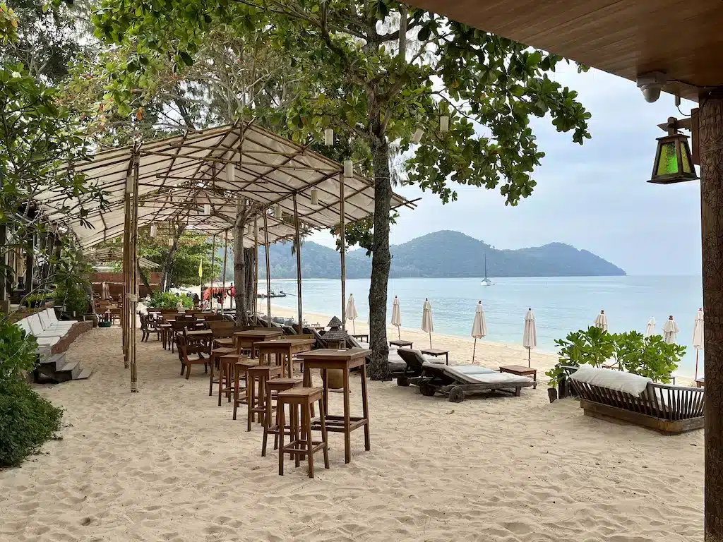 Où dormir à Phuket ? Les 9 meilleurs quartiers et hébergements uniques 🇹🇭 69 La plage du Santhiya Koh Yao Yai