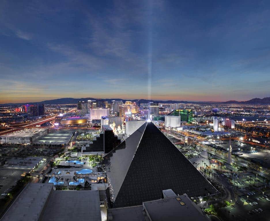 Où dormir à Las Vegas ? Les 5 meilleurs quartiers et hôtels 17 La pyramide du Luxor et les hôtels alentour au crépuscule