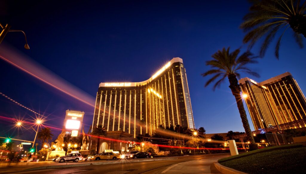 Où dormir à Las Vegas ? Les 5 meilleurs quartiers et hôtels 16 La tour illuminée du Mandalay Bay avec des palmiers et la circulation, la nuit