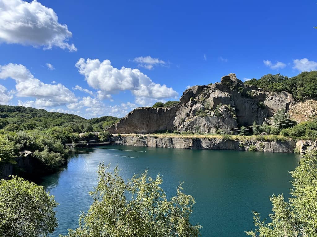 Opalsøen à Bornholm Lac de carrière d’Opalsøen et falaises dans le nord de Bornholm