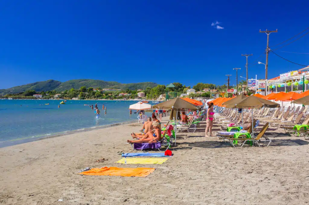 Où dormir à Zakynthos ? Les 5 meilleures zones et hôtels (+ celles à éviter) 🇬🇷 17 Laganas, où dormir à Zakynthos pour l’ambiance festive