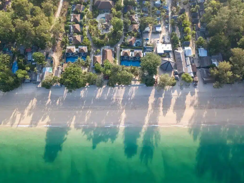 Où dormir à Krabi ? Les 6 meilleurs quartiers + hébergements uniques 🇹🇭 54 Lanta Sand Resort & Spa, hôtel de luxe à Koh Lanta pour les familles
