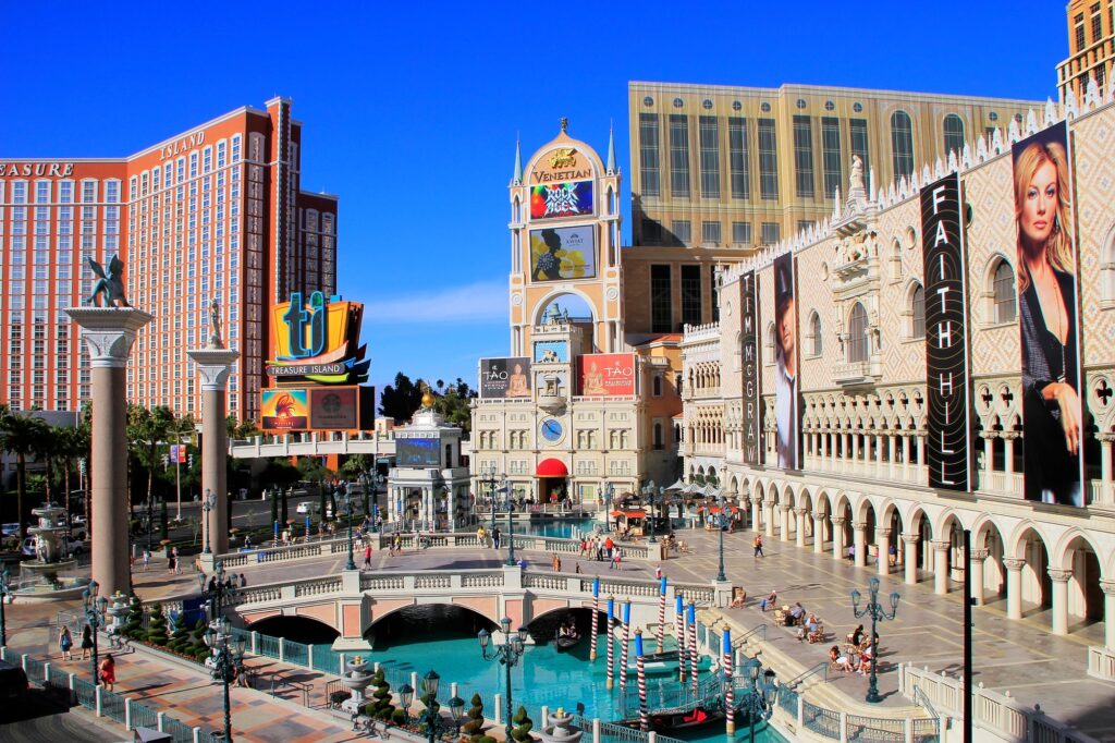 Où dormir à Las Vegas ? Les 5 meilleurs quartiers et hôtels 18 Le canal, le pont et les façades de l’hôtel The Venetian en plein jour