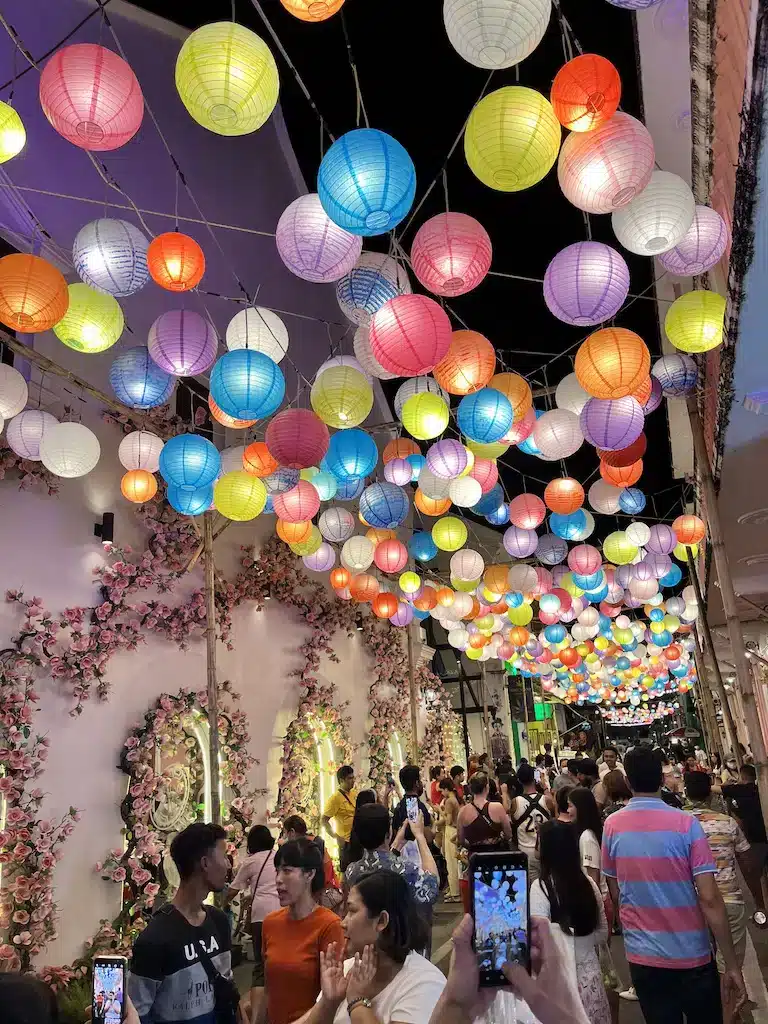 Où dormir à Phuket ? Les 9 meilleurs quartiers et hébergements uniques 🇹🇭 80 Le festival de la Old Town de Phuket