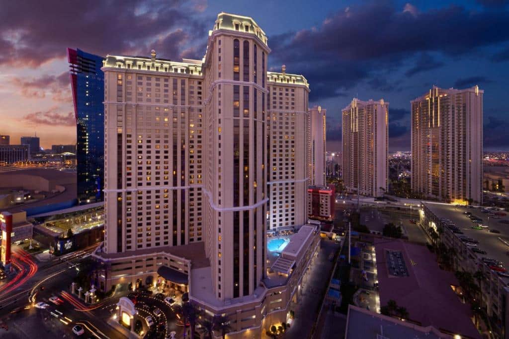 Où dormir à Las Vegas ? Les 5 meilleurs quartiers et hôtels 23 Le Marriott’s Grand Chateau qui se dresse au bord de la route au crépuscule