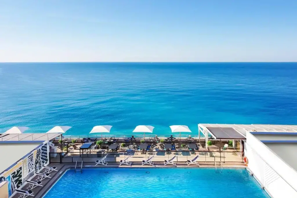 Le Méridien, hôtel de luxe avec piscine sur la plage de Nice