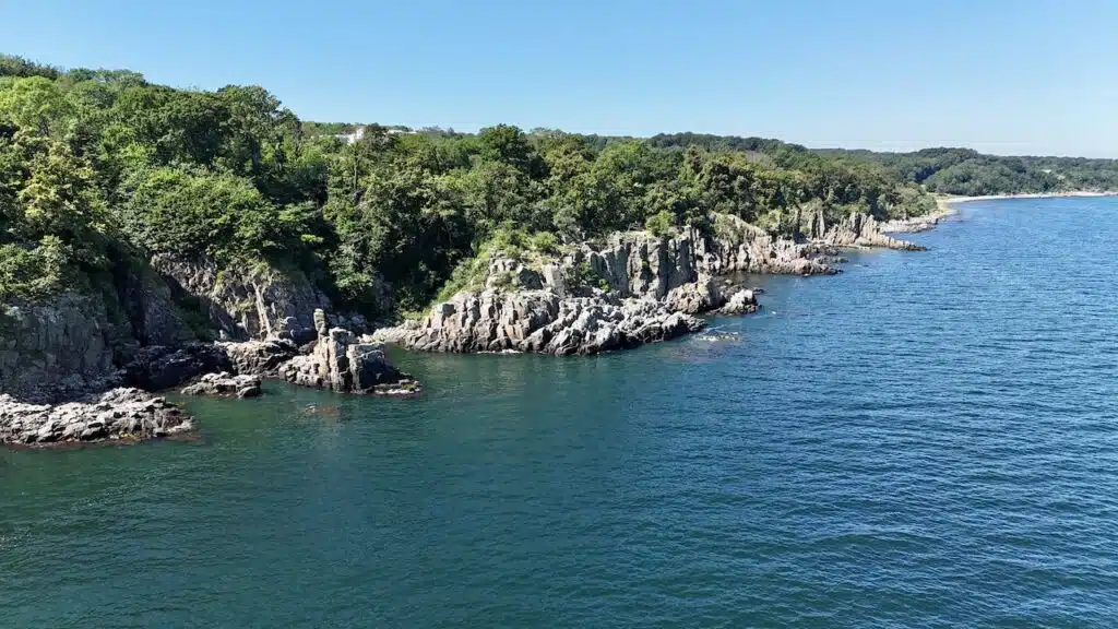 Où dormir à Bornholm ? Les 4 meilleures villes et hébergements sur l’île du soleil 🌞 29 Les falaises du Sanctuaire