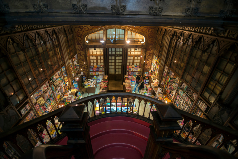 L’intérieur de la célèbre librairie Livraria Lello à Porto