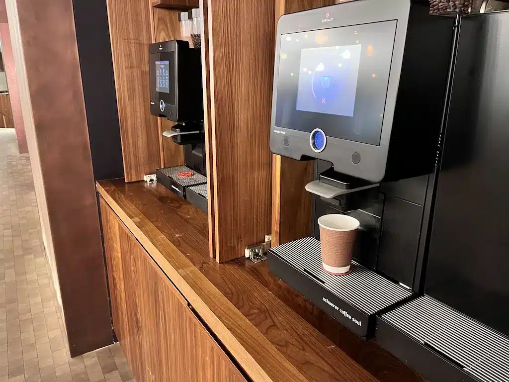Machine à café dans l’espace petit-déjeuner