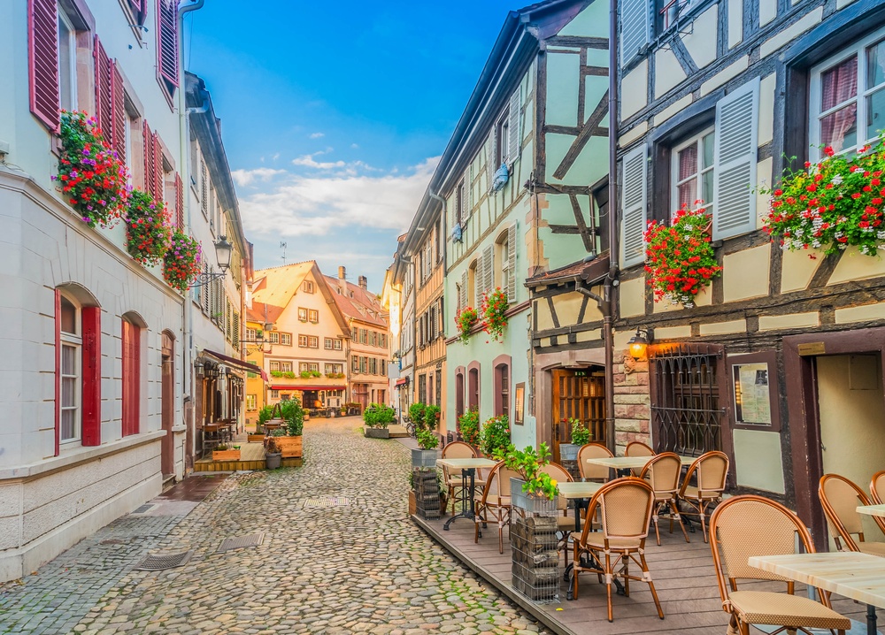 Où dormir à Strasbourg ? Les 6 meilleures zones et de bons hôtels 10 Rue bordée de maisons à colombages dans le quartier médiéval de la Petite France à Strasbourg