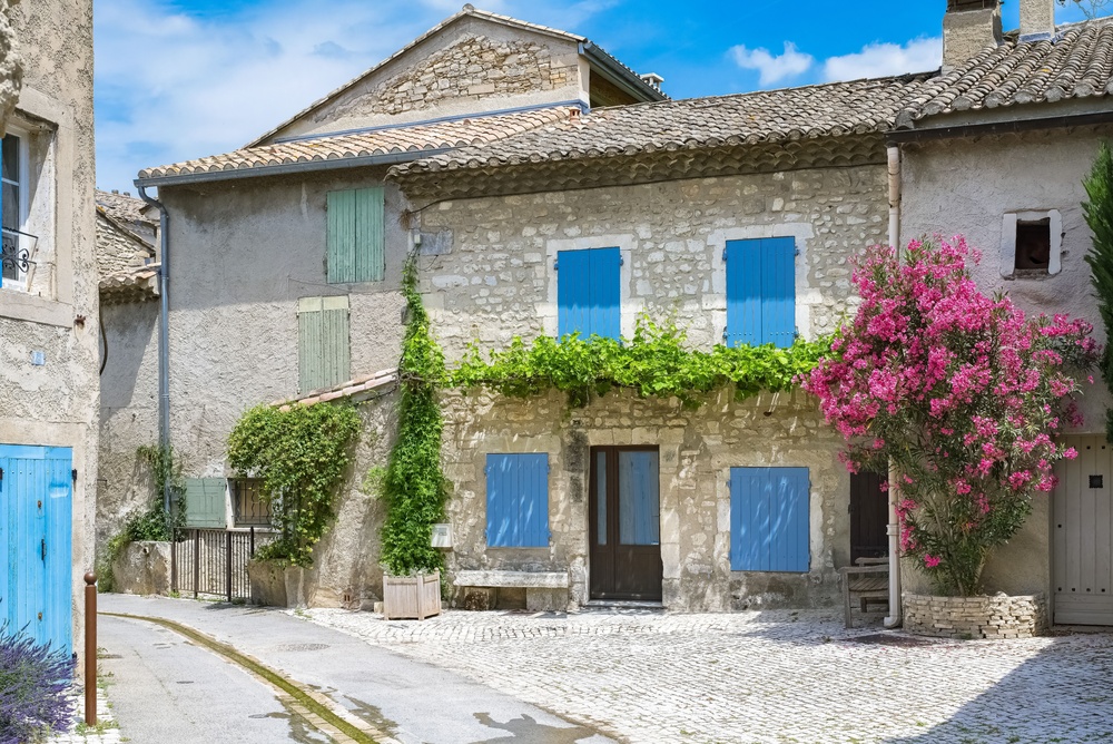 Où dormir en Provence ? Les 6 meilleures villes et de bons hôtels 12 Maisons anciennes du village de Saint-Rémy-de-Provence, dans le sud de la France