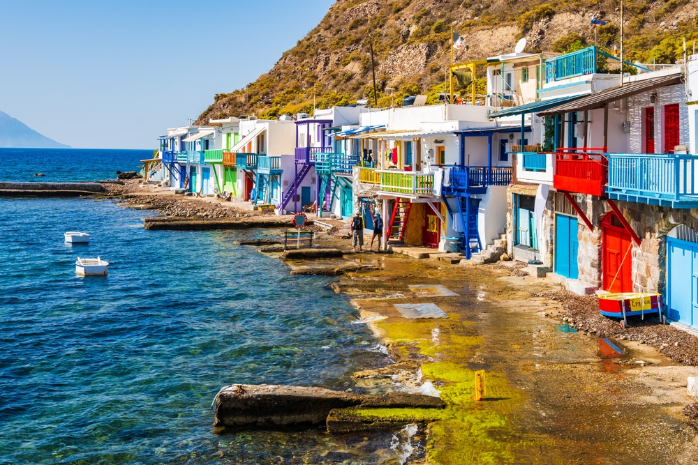 Où dormir à Milos ? Les 6 meilleures zones et de bons hôtels 12 Les maisons de bateaux colorées de Klima à Milos