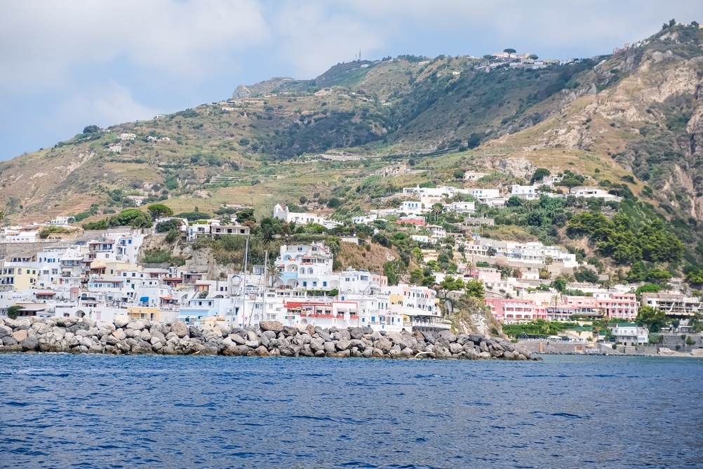 Où dormir à Ischia ? Les 6 meilleures zones et de bons hôtels 14 Les maisons colorées et la jetée en pierre de Sant'Angelo, sur l’île d’Ischia