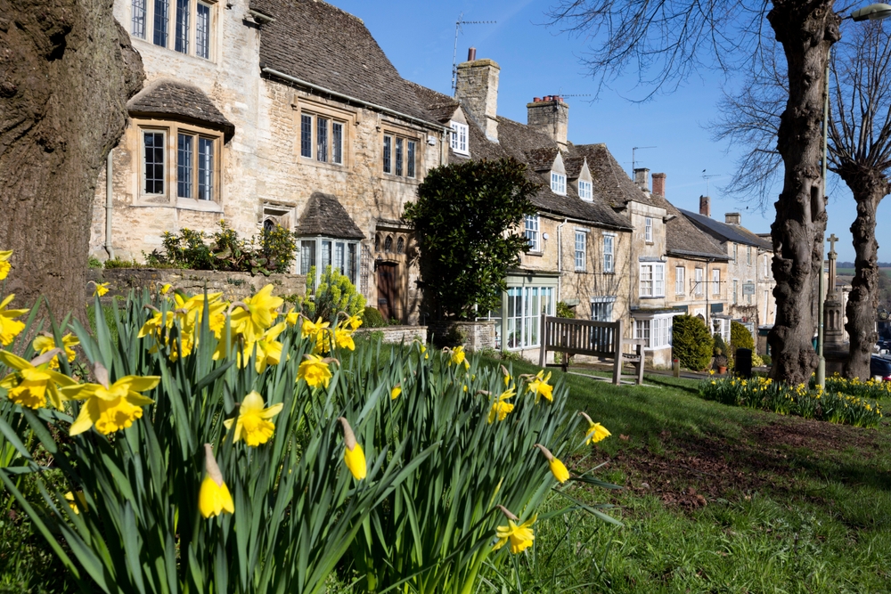 Où dormir dans les Cotswolds ? Les 7 meilleures villes et de bons hôtels 15 Maisons en pierre et jonquilles sur la colline de Burford