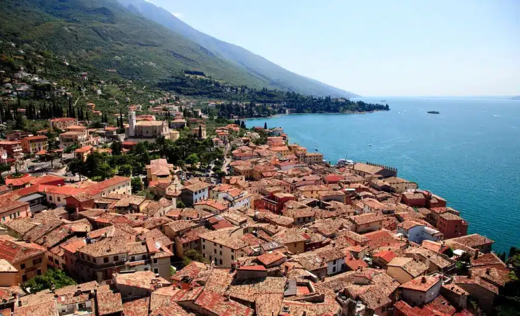Où dormir au lac de Garde ? Les 6 meilleurs quartiers et hôtels + où éviter ! 🇮🇹 18 Malcesine, superbe ville médiévale au lac de Garde