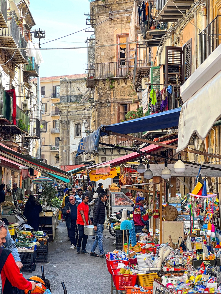 Où dormir à Palerme ? Les 6 meilleures zones et de bons hôtels 13 Fruits et légumes au marché de Ballarò à Palerme