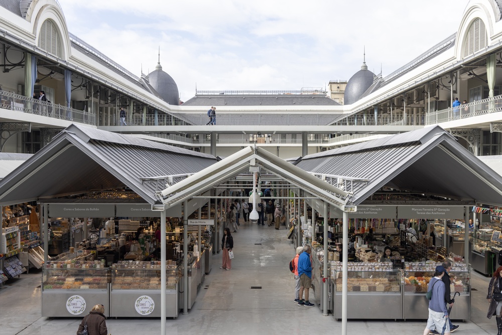 L’intérieur du marché rénové Mercado do Bolhão à Porto