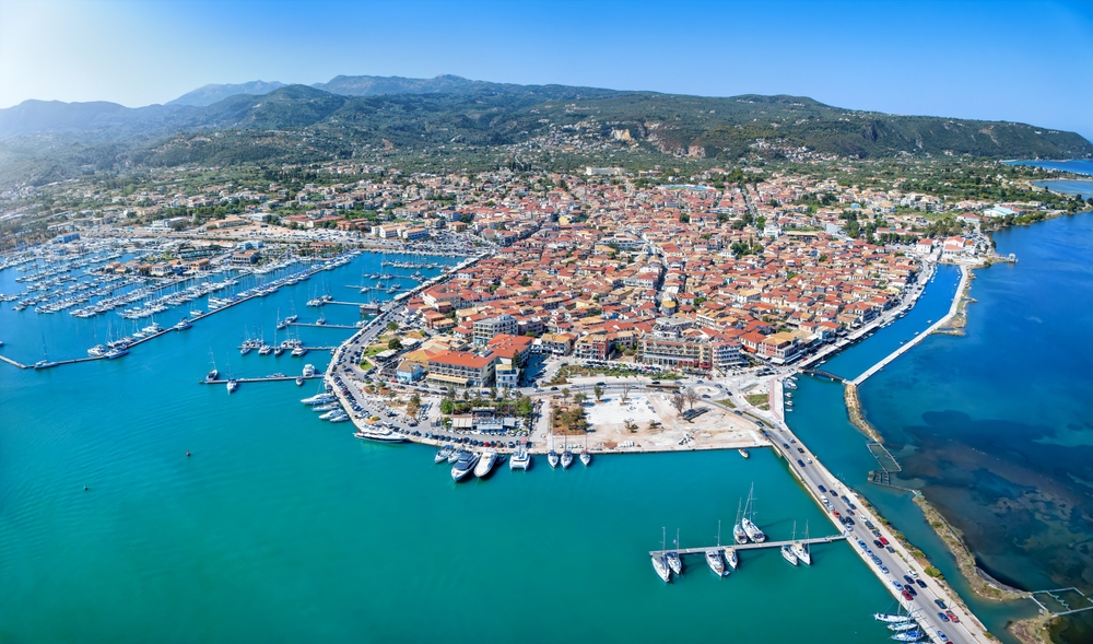Où dormir à Lefkada ? Les 6 meilleures zones et de bons hôtels 8 Vue aérienne de la ville de Lefkada avec la marina et le port