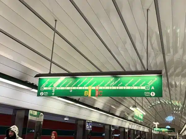 Comment aller de l’aéroport de Prague au centre-ville + un avertissement ! ✈️ 21 Métro de Prague