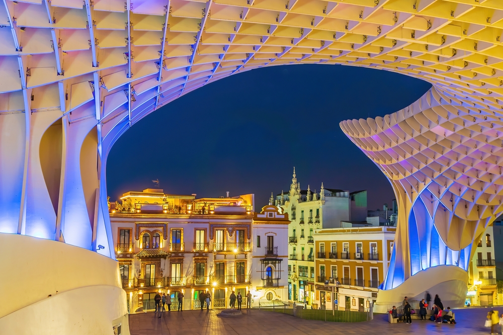 La structure en bois du Metropol Parasol devant les toits de Séville