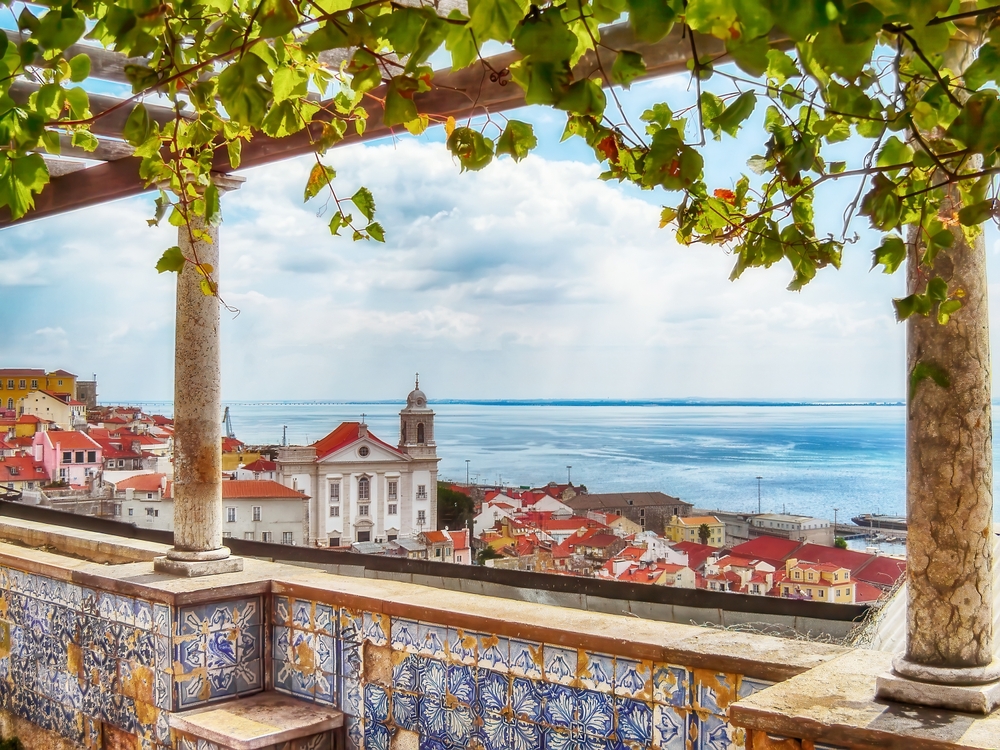 Que faire à Lisbonne ? 20 lieux à voir et activités 26 Vue depuis le Miradouro de Santa Luzia sur Alfama et le Tage à Lisbonne