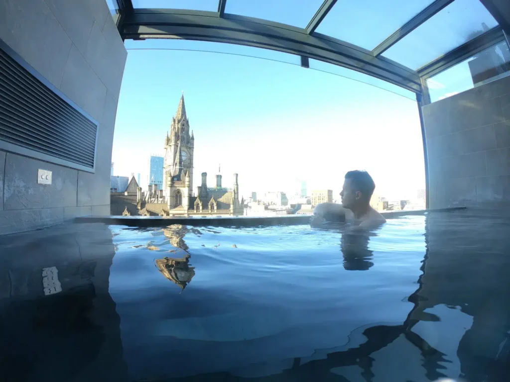 Moi dans la piscine de l’hôtel