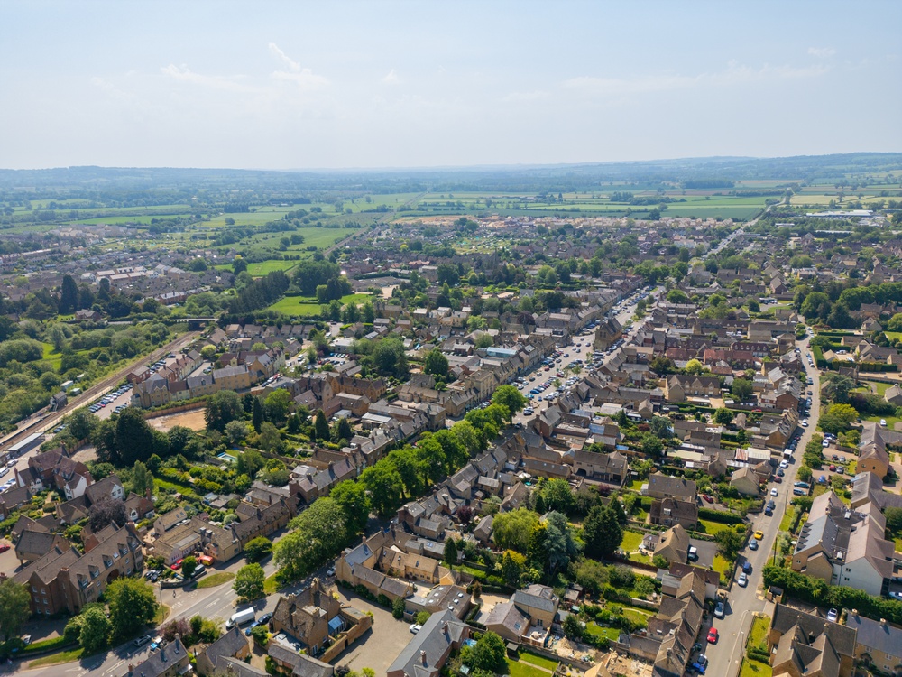 Où dormir dans les Cotswolds ? Les 7 meilleures villes et de bons hôtels 12 Moreton-in-Marsh dans les Cotswolds vu du ciel