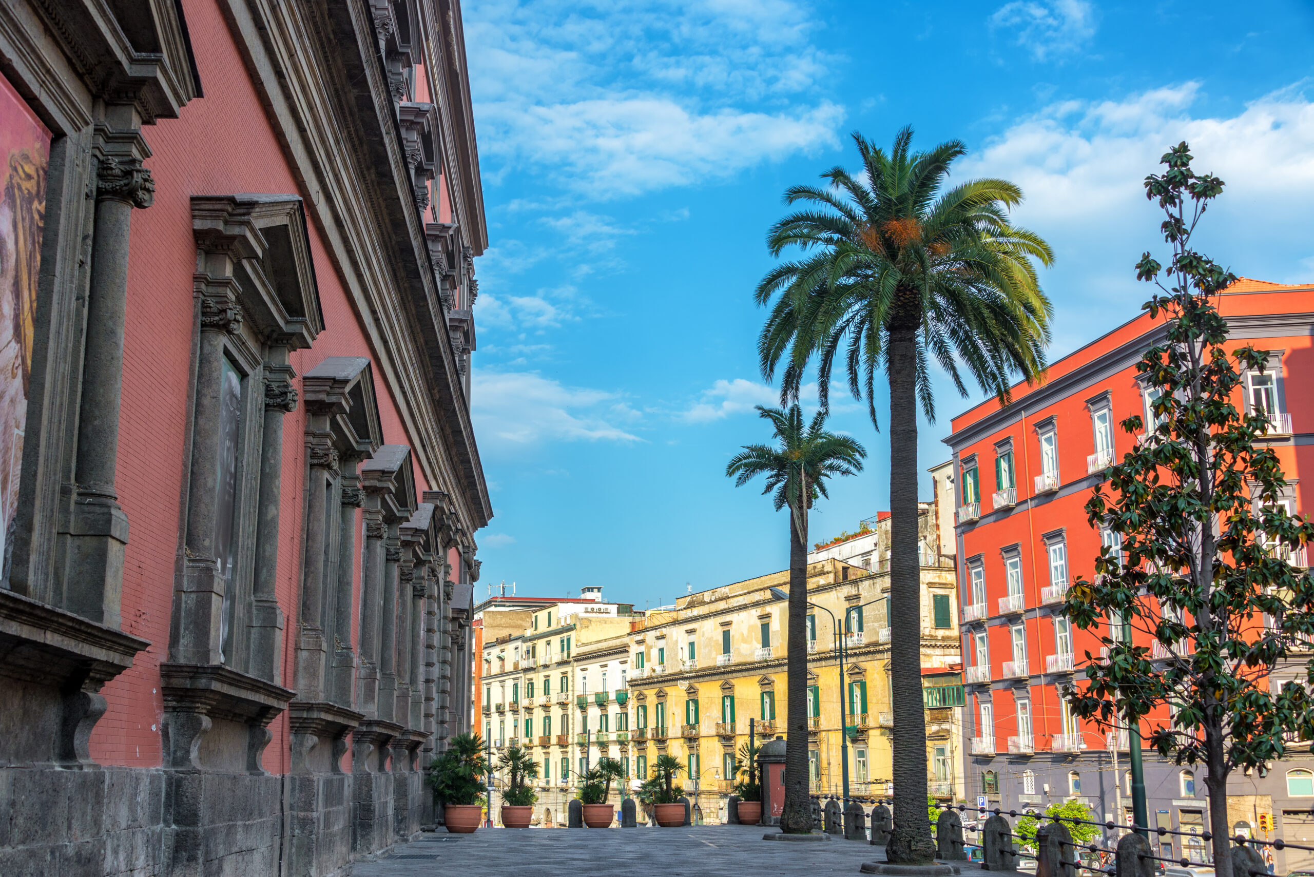 Visiter Naples : que faire ? 17 lieux à voir et activités 21 Le musée archéologique national de Naples avec des palmiers devant la façade