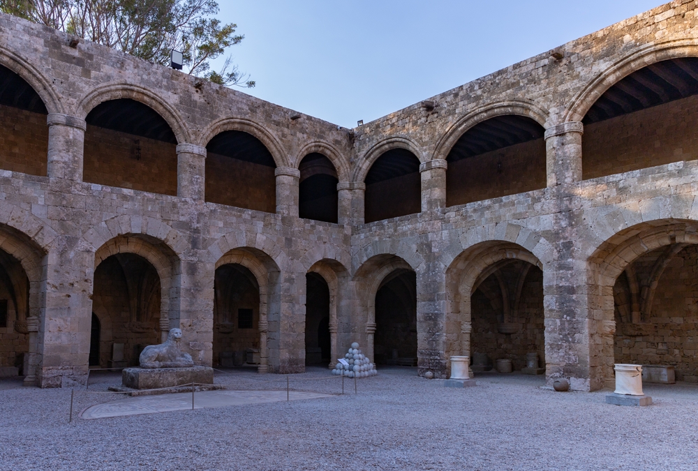 Visiter Rhodes : que faire ? 18 lieux à voir et activités 24 La cour du musée archéologique de Rhodes