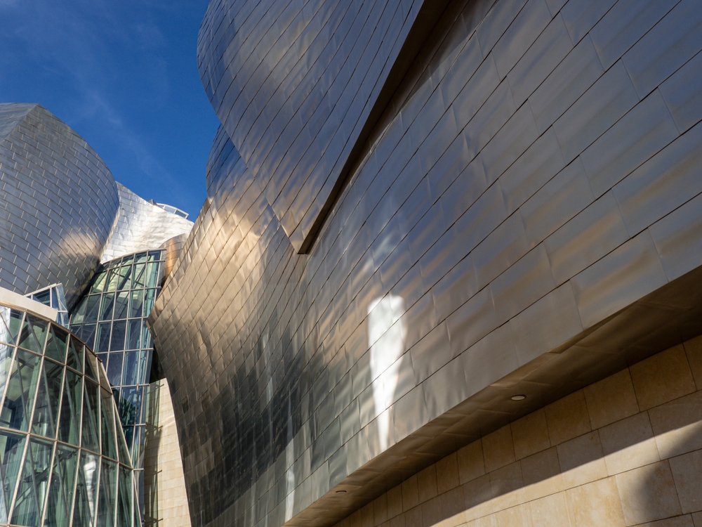 Où dormir à Bilbao ? Les 6 meilleures zones et de bons hôtels 11 Le musée Guggenheim conçu par Frank Gehry à Abandoibarra, à Bilbao