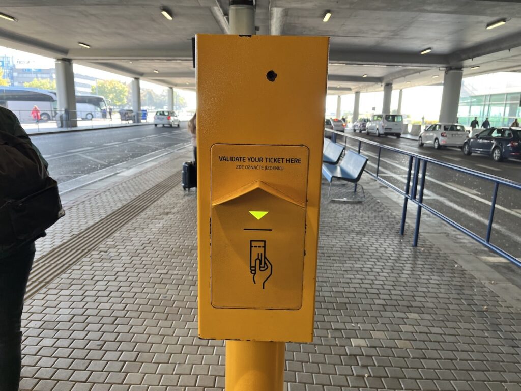 Comment aller de l’aéroport de Prague au centre-ville + un avertissement ! ✈️ 23 Oblitérateur de billets