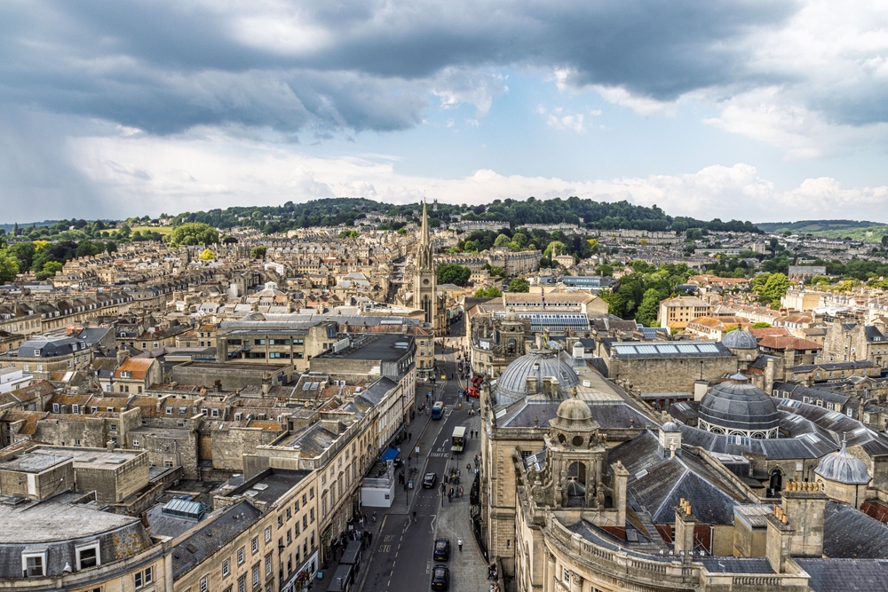 Vue aérienne de Bath en Angleterre, avec son architecture géorgienne historique et ses collines verdoyantes