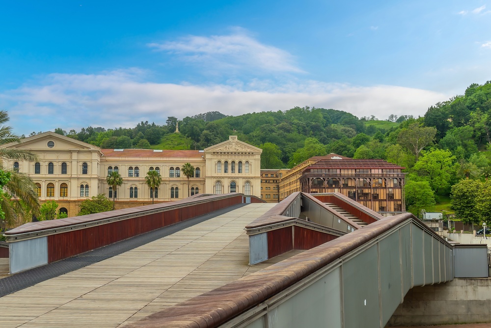 La passerelle Pedro Arrupe et l’université de Deusto à Bilbao