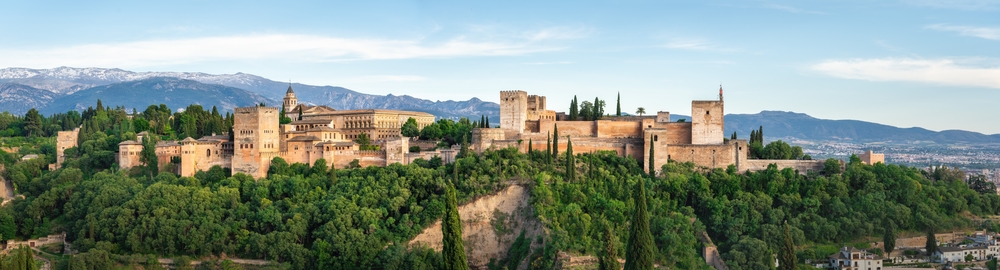 Vue panoramique sur l’Alhambra à Grenade avec les montagnes de la Sierra Nevada en arrière-plan