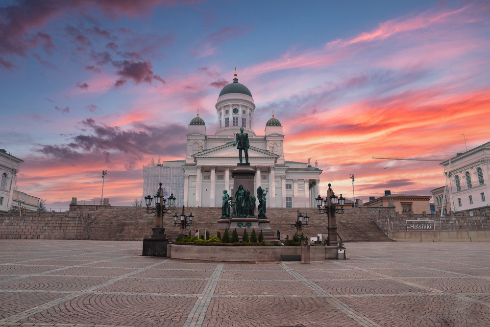 La cathédrale d’Helsinki et ses coupoles vertes sur la place du Sénat au coucher du soleil