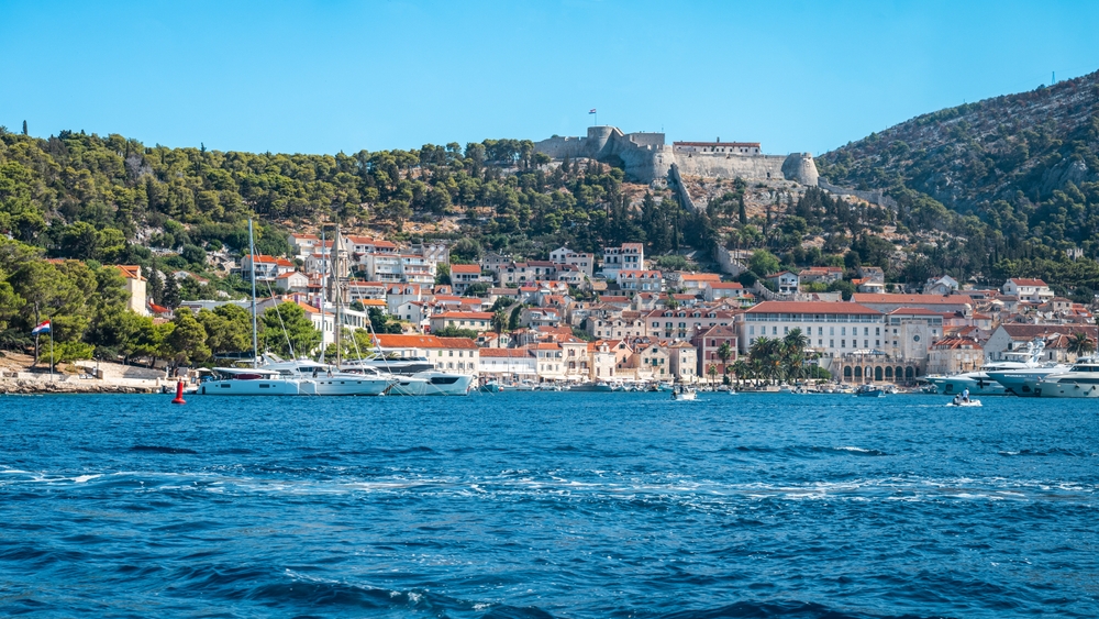 Vue panoramique sur la ville de Hvar et son port avec la forteresse Fortica sur la colline