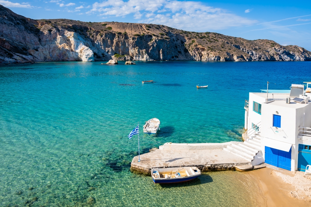 La baie de Firopotamos à Milos avec ses maisons blanches