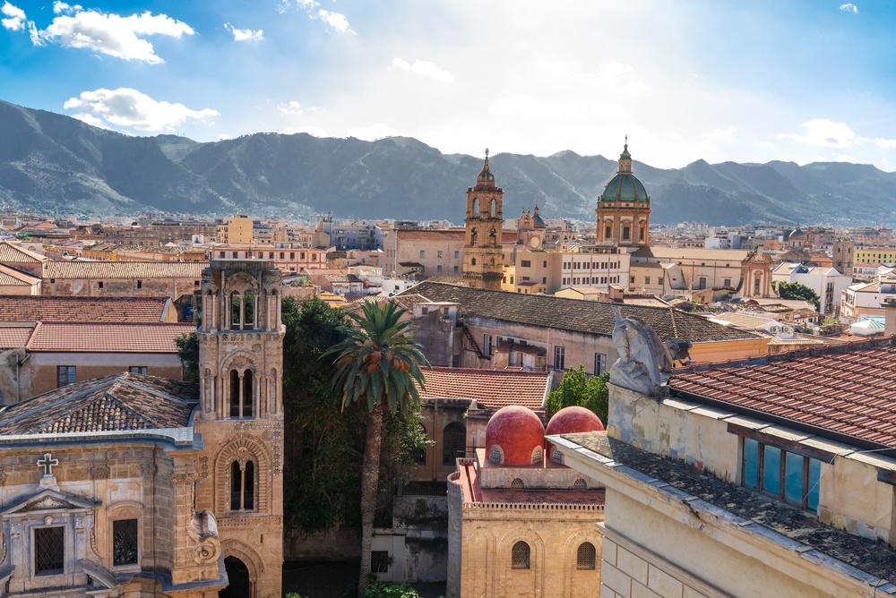 Palerme avec ses églises historiques et les montagnes en arrière-plan