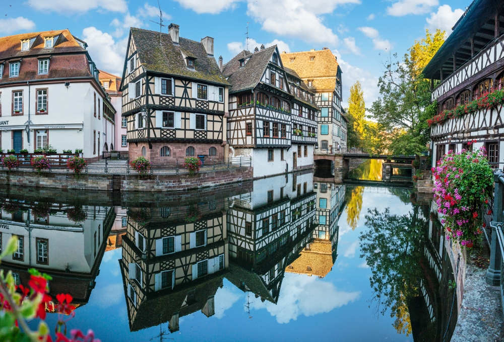 Maisons à colombages de la Petite France se reflétant dans les canaux à Strasbourg