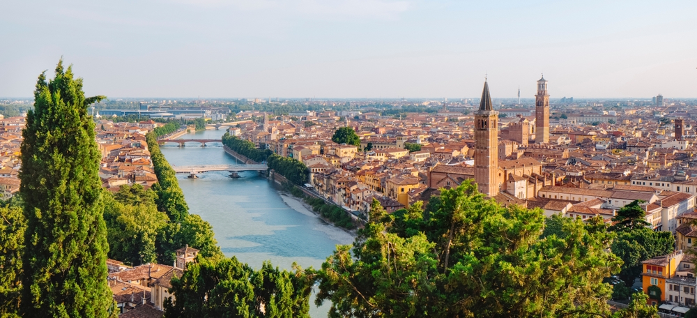 Panorama de Vérone avec l’Adige qui serpente à travers la ville