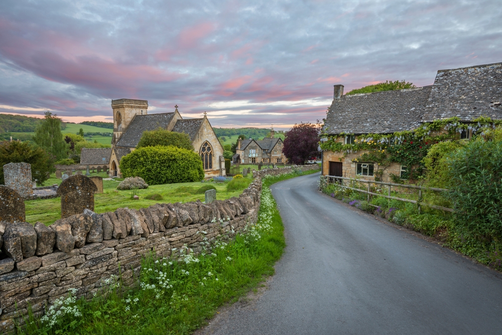 Maisons en pierre et l’église St Barnabas dans le village de Snowshill, dans les Cotswolds